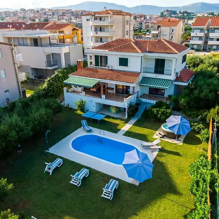 Vila With Pool & Jacuzzi