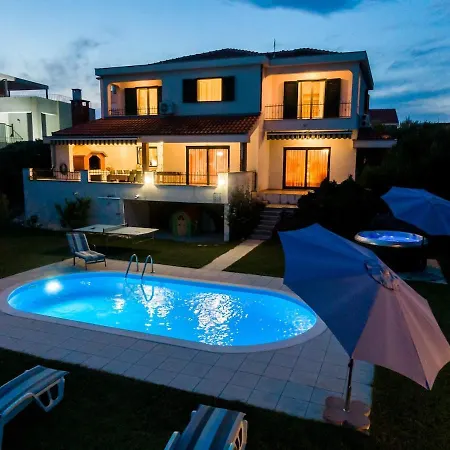 With Pool & Jacuzzi Split