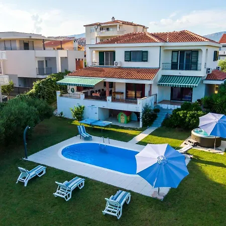 With Pool & Jacuzzi Vila *
