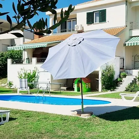 Vila With Pool & Jacuzzi