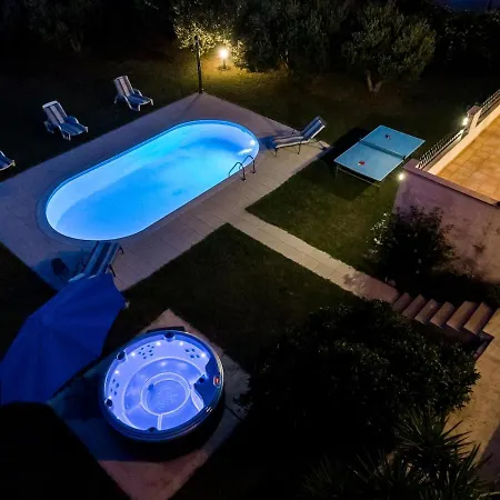 Vila With Pool & Jacuzzi Split