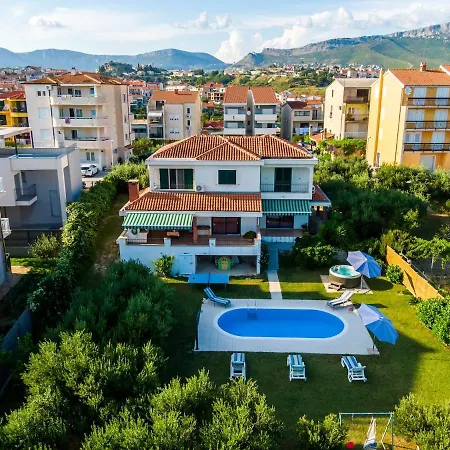 With Pool & Jacuzzi Split